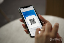 인천시청‧시의회 출입 산넘어산... QR코드 찍어야