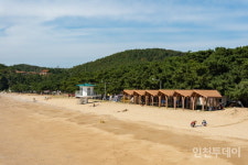 장마 피해 옹진 장봉도 옹암해안 침식...모래절벽 드러나