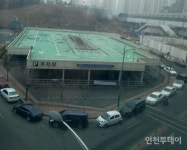 논현역 텅빈 공영주차장… 주변도로는 불법주차 빽빽