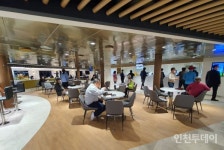 수능 기념 떠나요... 인천~제주 카페리 첫 출항 풍경