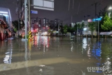 [포토] 밤새 폭우로 고비였던 부평구청역 굴포천 수위 변화