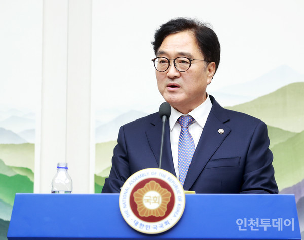 우원식 국회의장, 대통령 중임제 주장하며 내각제 추진 반박 