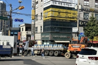 인천 부평 동수역 인근 도로 3m 크기 싱크홀 발생 트럭 빠져