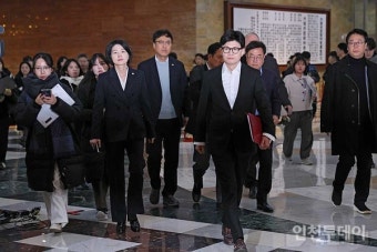 73.6% 윤석열 탄핵 찬성... 국민의힘은 '탄핵 저지' 국민과 반대