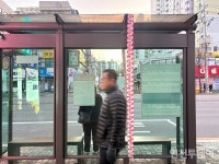 부평 산곡동 버스정류장 천장유리 파손 2주 넘게 방치··· 안전 우려