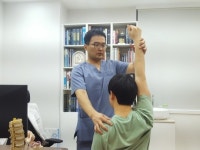 성장기 청소년 척추측만증, 조기에 비수술 치료로 개선 가능