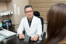 탈모가 의심될 때에는 탈모치료 위해 피부과 등 의료기관 찾아야