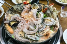 정성으로 선보이는 제주 향토 음식, 서귀포 올레시장 맛집서 만난다