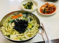 솔잎향 가득한 양평 맛집 솔잎 칼국수, 용문천년시장에서 꼭 맛봐야 할 건강식