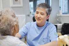 [칼럼] 차도 없는 무릎 관절염, 인공관절 수술로 자유로운 움직임 가능