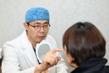 [칼럼] 짝눈, 성형외과 전문 의료진 원인분석 신뢰해야 우수한 눈매교정 결과 도출 가능