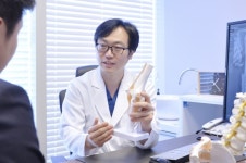 [칼럼] 봄나들이 이후 갑작스러운 무릎 통증…초기에 정확한 원인 찾은 후 치료해야