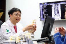 [칼럼] 허리디스크 증상, 한의원 비수술치료 및 운동법은?