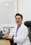 [칼럼] 두피 가려움증 머리비듬 탈모 반복, 지루성두피염에 의한 증상일 수 있어