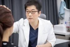 [칼럼] 여름철 지친 피부, 피부과 레이저 시술 과 리쥬란부스터 병행 시 효과↑