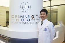 [칼럼] 노안 만드는 긴 코/화살코, 성형수술 통해 균형 있는 코로 개선 가능