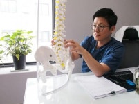 [칼럼] 허리통증에 다리저림까지 동반한다면 척추관협착증 의심해봐야