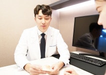 기존 틀니의 불편함과 전체 임플란트 부담 줄인 틀니임플란트