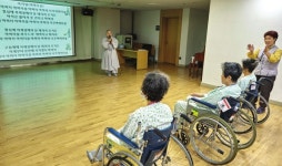 궂은 일 마다 않고 병원 환자 돕는 해성스님 훈훈