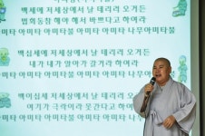 궂은 일 마다 않고 병원 환자 돕는 해성스님 훈훈