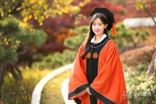 동국대, 새 학위복 리뉴얼한 이상봉 디자이너에 감사패
