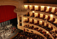 거리 두기 형태로 돌아온 클래식 공연장