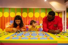LEGO, Yinka Ilori의 작품으로 무료 체험 공간 마련