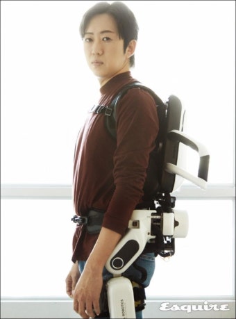 웨어러블 로봇으로 국제대회를 휩쓴 엔젤로보틱스 공경철 교수가 이번에 내놓은 건 '모두를 위한 웨어러블 슈트'다