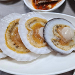 밑반찬을 푸짐하게 내주는 횟집 4