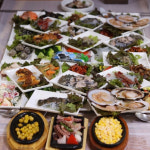 밑반찬을 푸짐하게 내주는 횟집 4