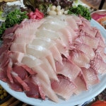밑반찬을 푸짐하게 내주는 횟집 4