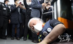 전장연, 오체투지 시위…장애인권리 예산 보장하라!