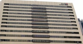 KT, 외풍 견딜 체력이 될까?