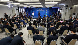 尹, 취임 2주년 기자 회견