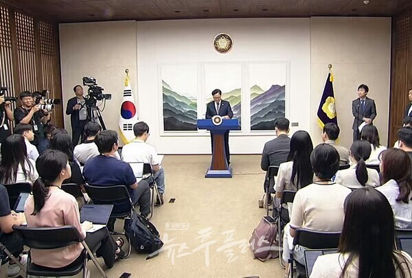 우원식-황우여, 저출생 대책 논의 손잡고