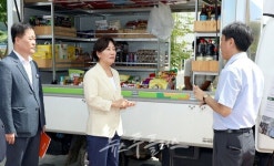 송미령 농림축산식품부 장관...가가호호 농촌 이동장터 영광군 현장 사업 간담회