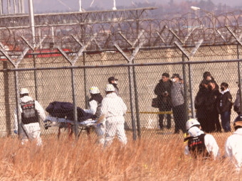 [포토뉴스]무안공항 181명 탑승 항공기 추락...활주로 주변 사망자 발견