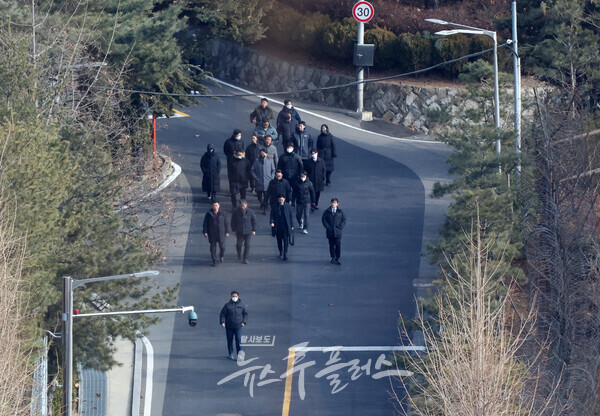 윤석열 대통령 2차 체포영장 집행 관련 3자 회의 진행 중, 혼란스러운 입장들