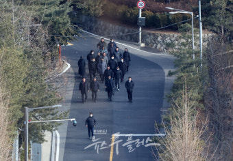 윤석열 대통령 2차 체포영장 집행 관련 3자 회의 진행 중, 혼란스러운 입장들