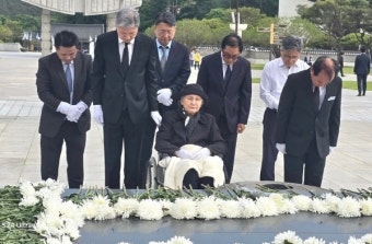 고 노태우 대통령 배우자 김옥숙 여사, 국립5.18민주묘지 참배 '눈길'
