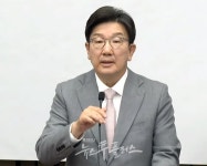 권성동,  원내대표직 사퇴 밝혀
