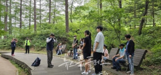 자연 품에서 함께 웃은 장애인 가족들의 숲속 힐링