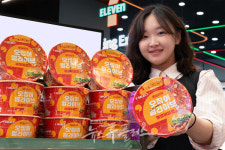 세븐일레븐, 롯데리아 인기 버거 라면으로 재탄생