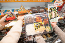 세븐일레븐, 한도초과 푸드간편식 4종 추가...고물가 정면 돌파