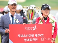 [롯데렌터카 여자오픈] 조아연 롯데스카이힐 제주CC 명예회원권[포토]