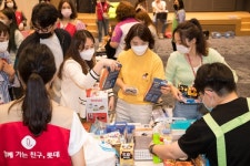 롯데월드, 필환경 테마파크 행보... 사내 플리마켓 진행