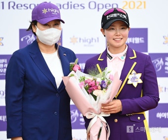 (국민쉼터 하이원 리조트 여자오픈) 임희정 '김순미 부회장에게 받는 꽃다발'