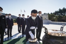 [포토] 나희승 신임 한국철도 사장, 국립대전현충원과 철도 이원성역 참배 실시