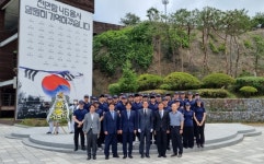 배덕효 세종대 총장, 국방시스템공학과 교수·학생들과 함께 6월 호국보훈의 달 맞아 순국선열 추모
