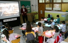 KB금융그룹, 늘봄학교 샌드아트 체험 수업 실시